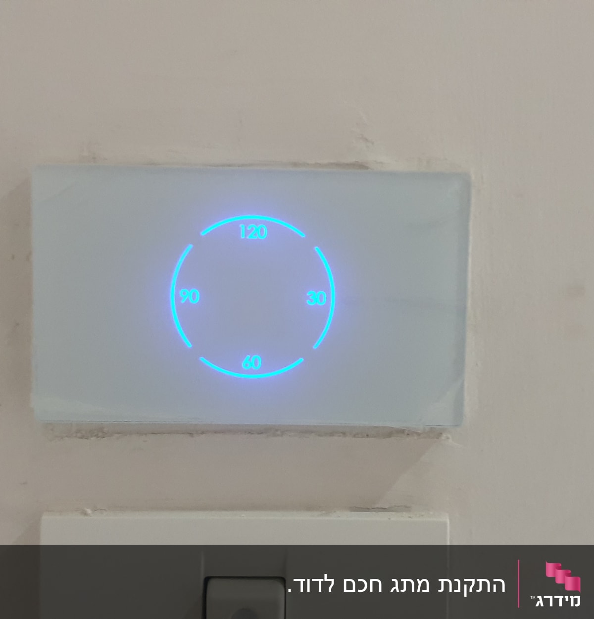 לוח בקרה עם תאורה כחולה ומתג חשמלי